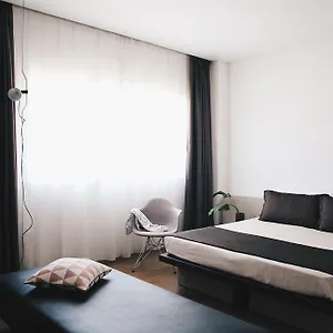 Otel Le, Nove